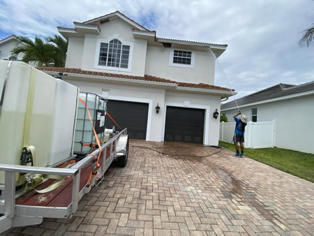Florida House Washing Guide: Protecting Stucco from Humid Climate Damage